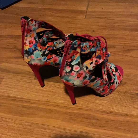 Beautiful Multi Color Size 7 Ladies High Heel Shoes - Picture 3 of 5